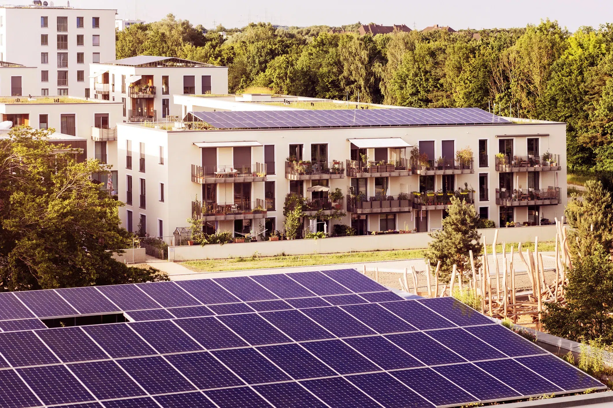 Solarpaneele auf Mehrfamilienhaus