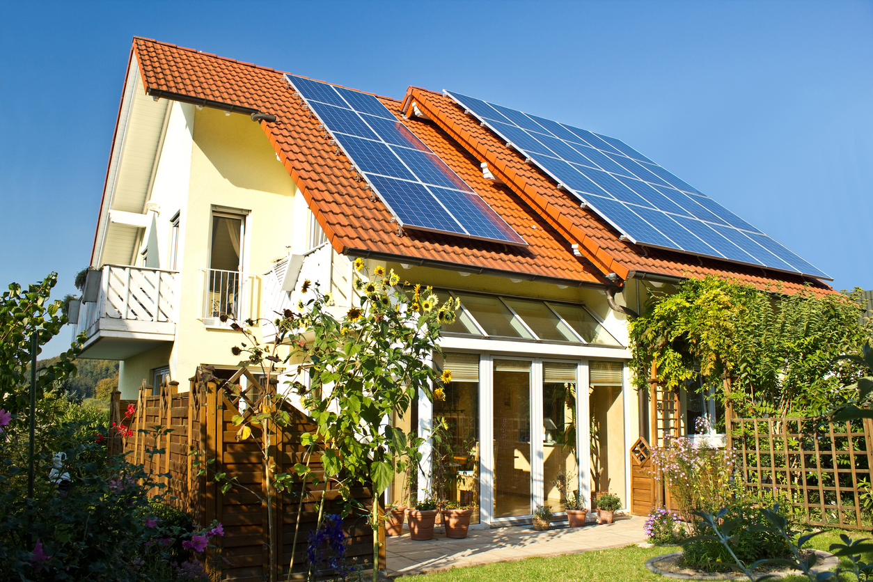 Solar-Paneele auf Einfamilienhaus